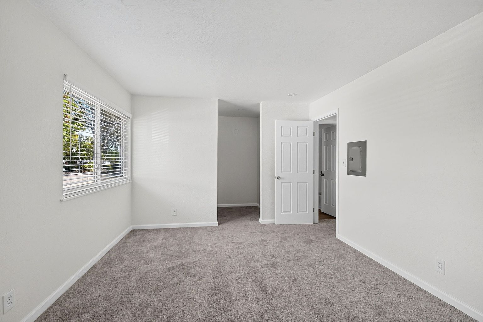 670-674 Lincoln Ave photo 3