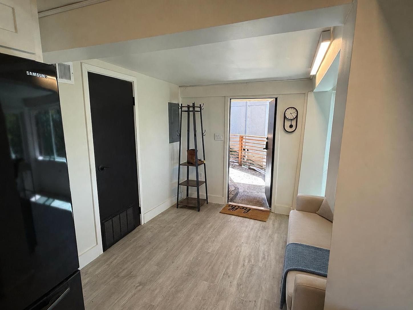 1242 Thomas Dr photo 3