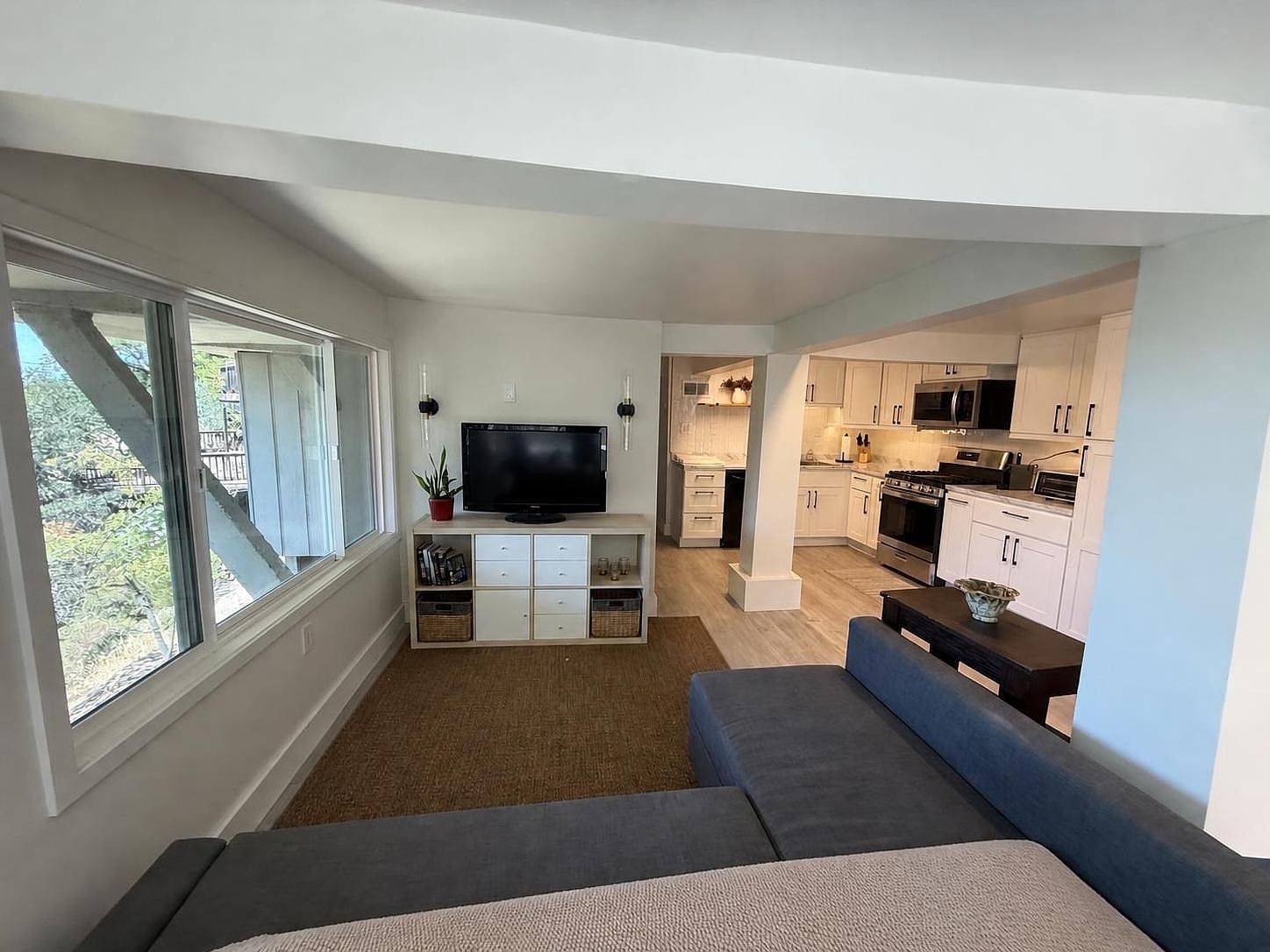 1242 Thomas Dr photo 4