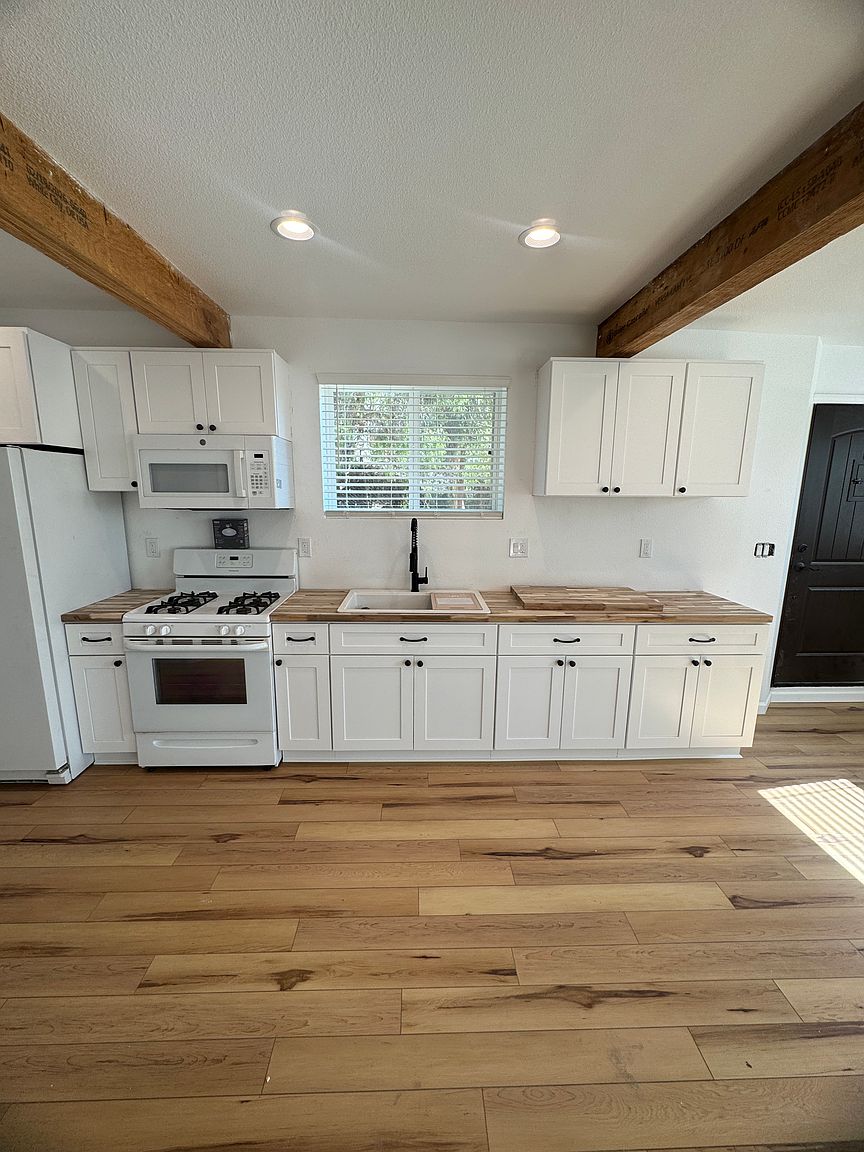 3043 Helix St photo 5