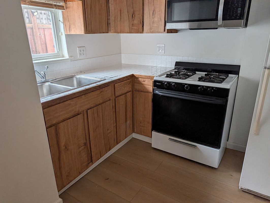 1130 Vermont Way photo 2