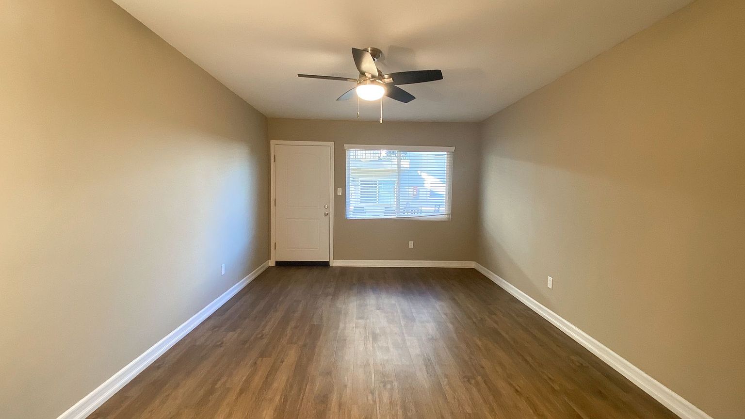 2 beds  1.0 baths photo 2
