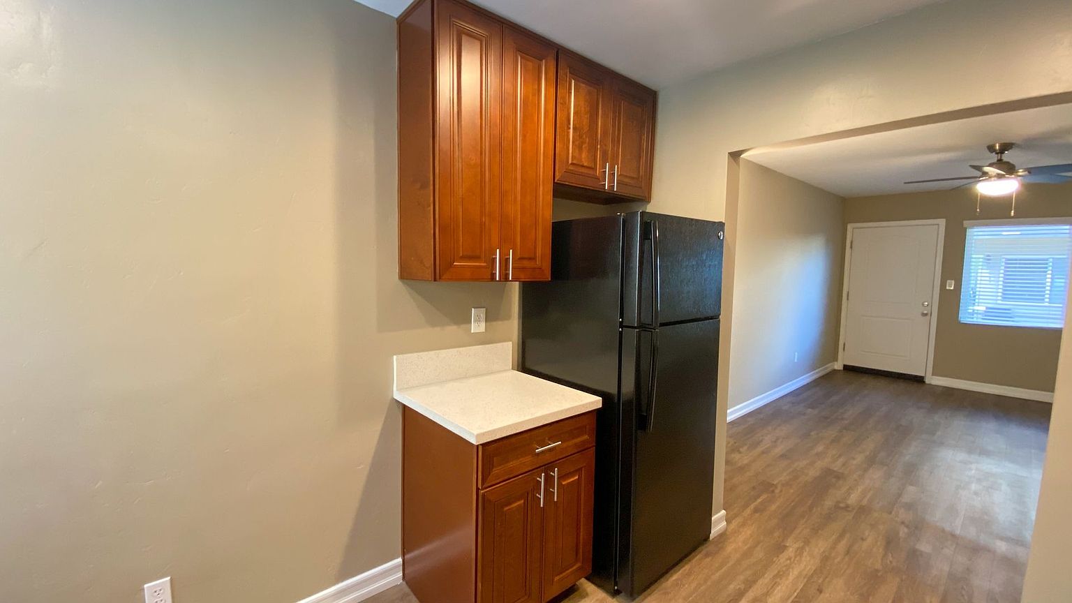 2 beds  1.0 baths photo 5