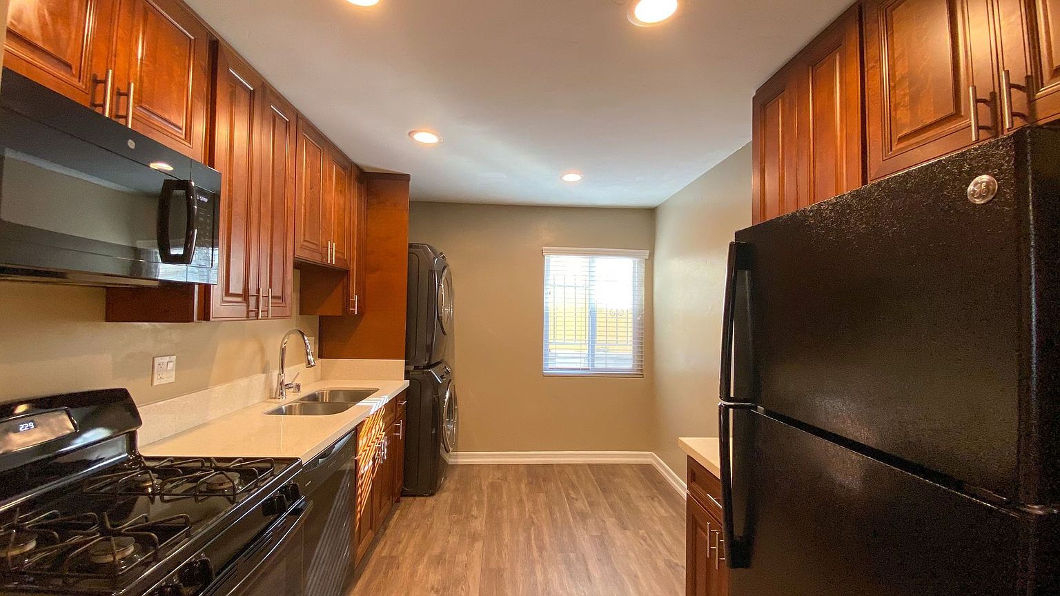 2 beds  1.0 baths photo 4