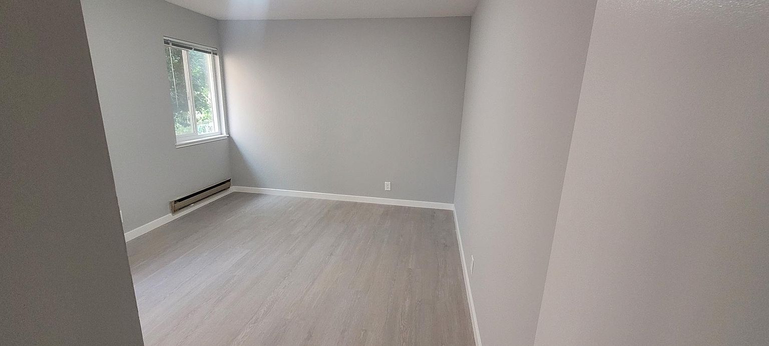 1124 Laguna Ave photo 2
