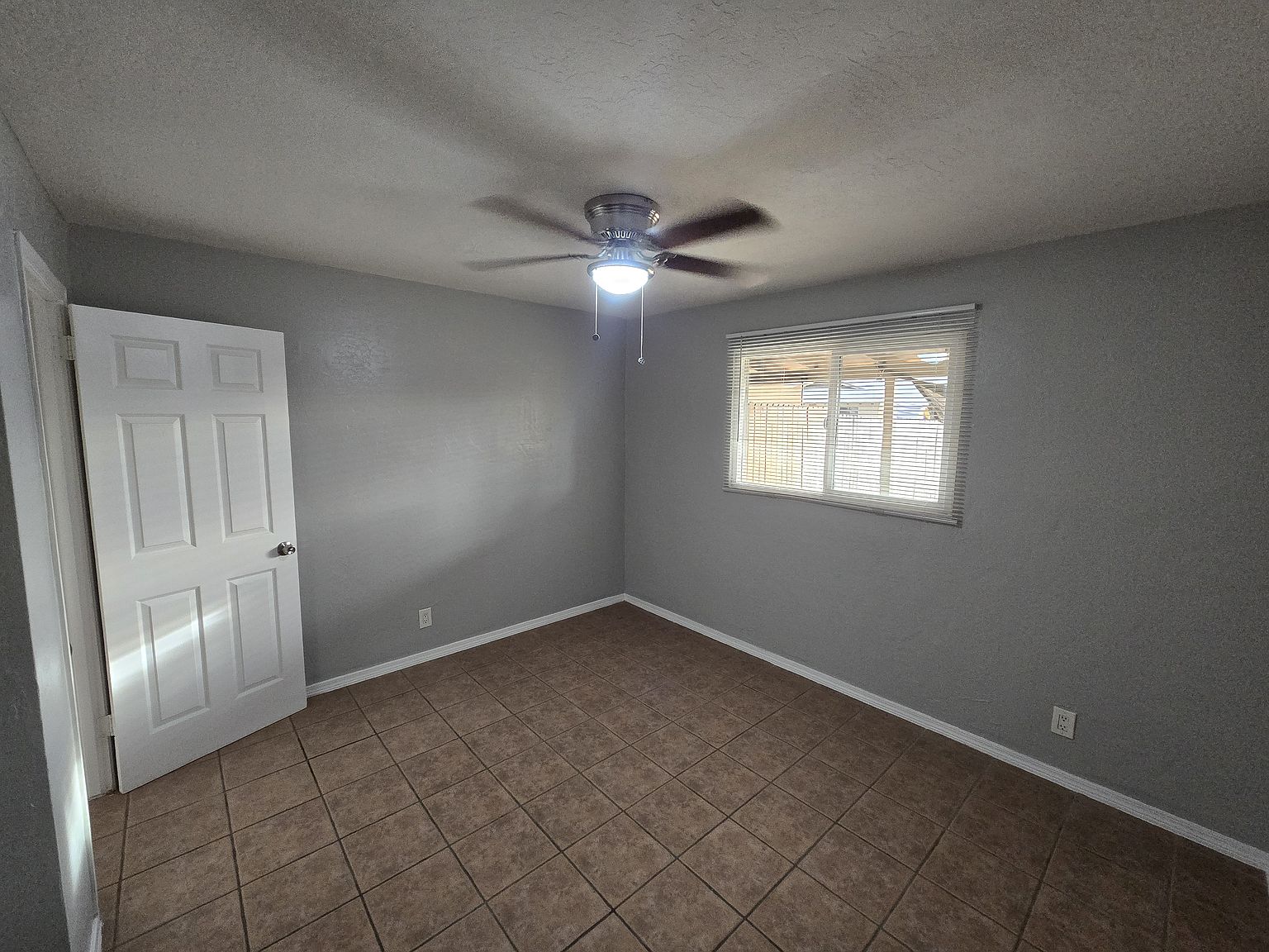 733 W 5th Ave photo 3