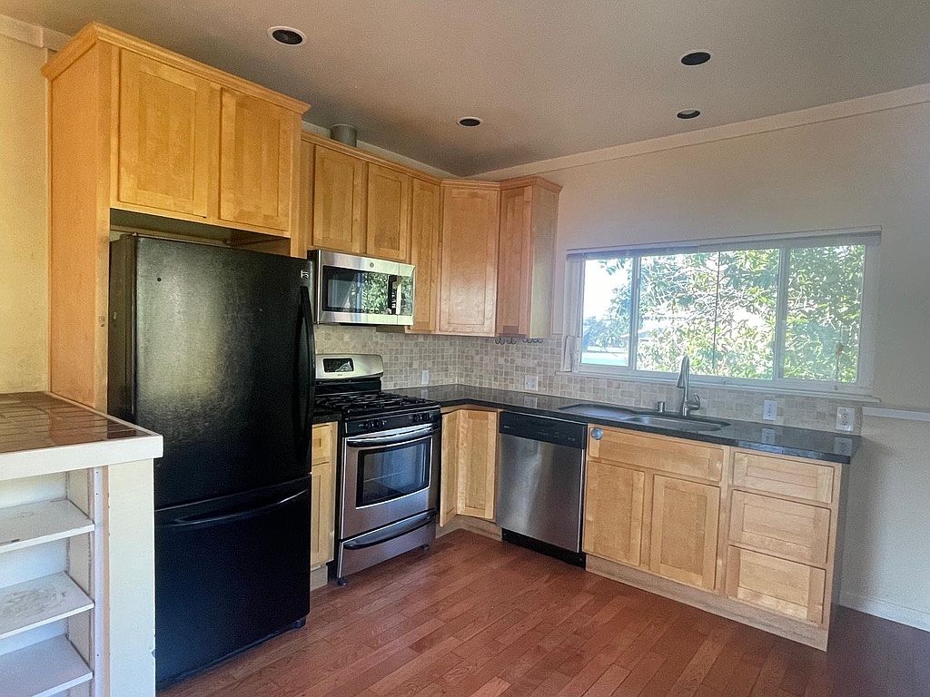 1150 James Pl photo 5