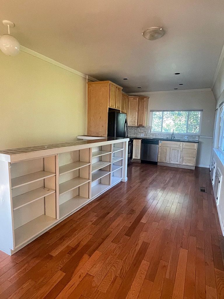 1150 James Pl photo 4