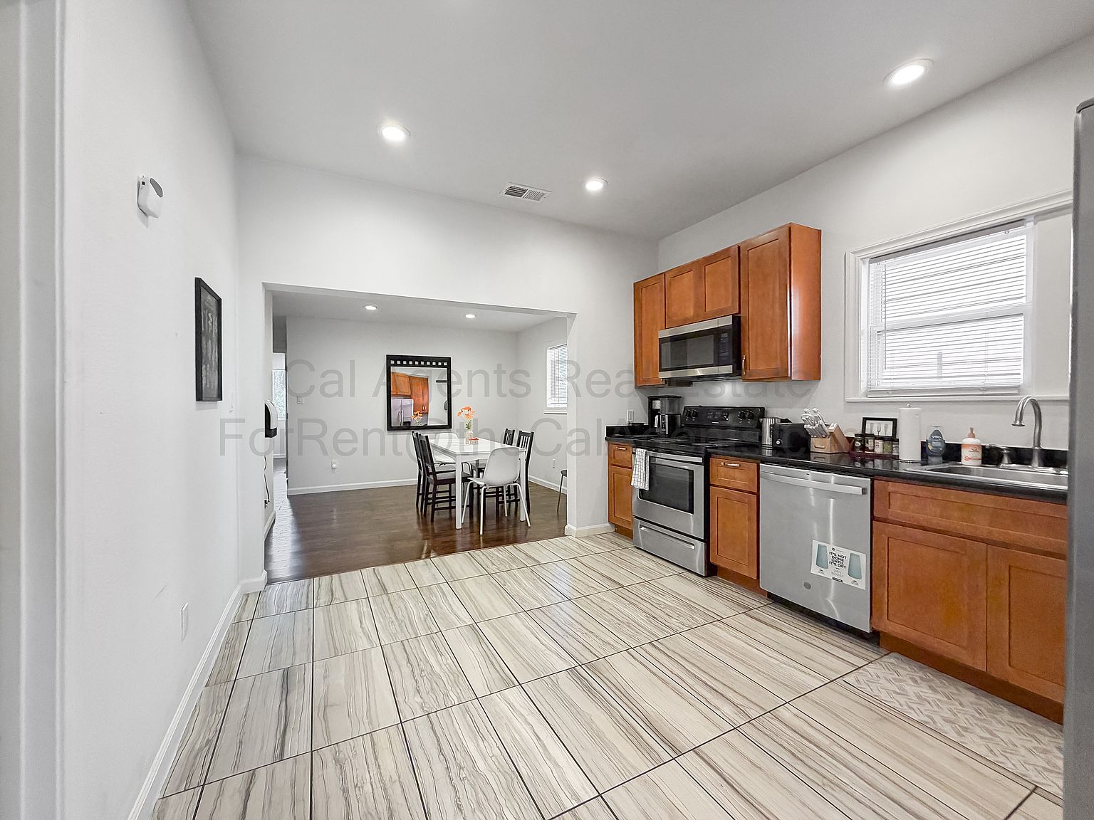1532 32nd St photo 2