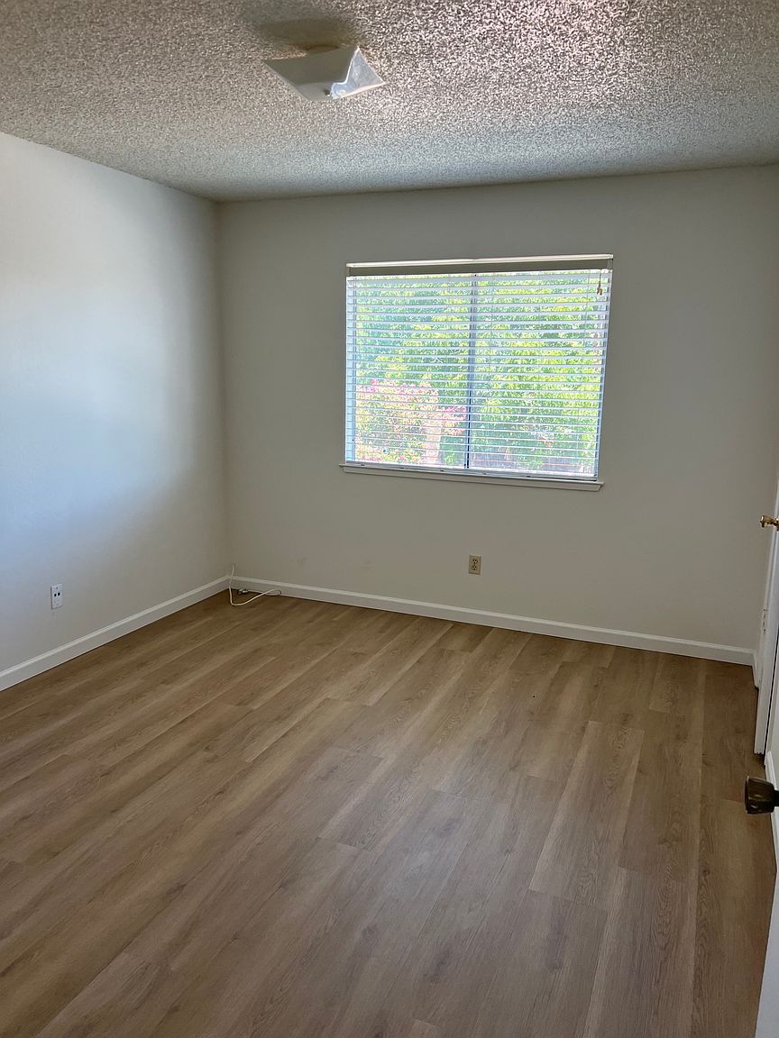 1030 Dainty Ave photo 2