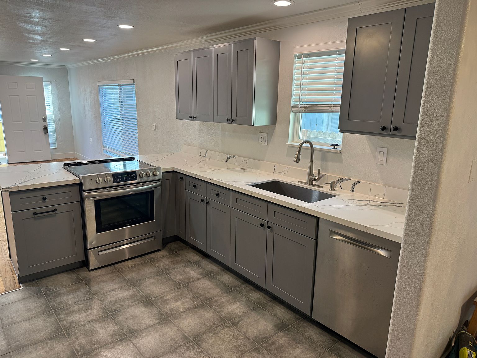 213 Starr Ave photo 4
