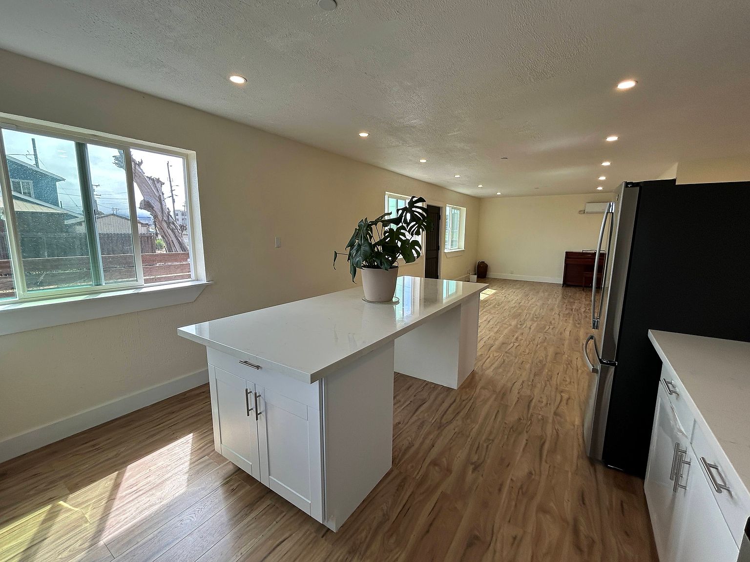 236 Vernon Ave photo 4