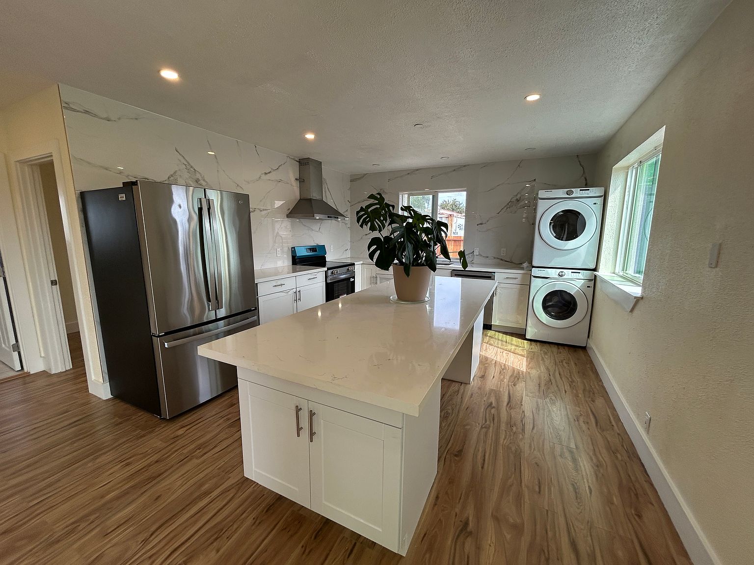 236 Vernon Ave photo 3