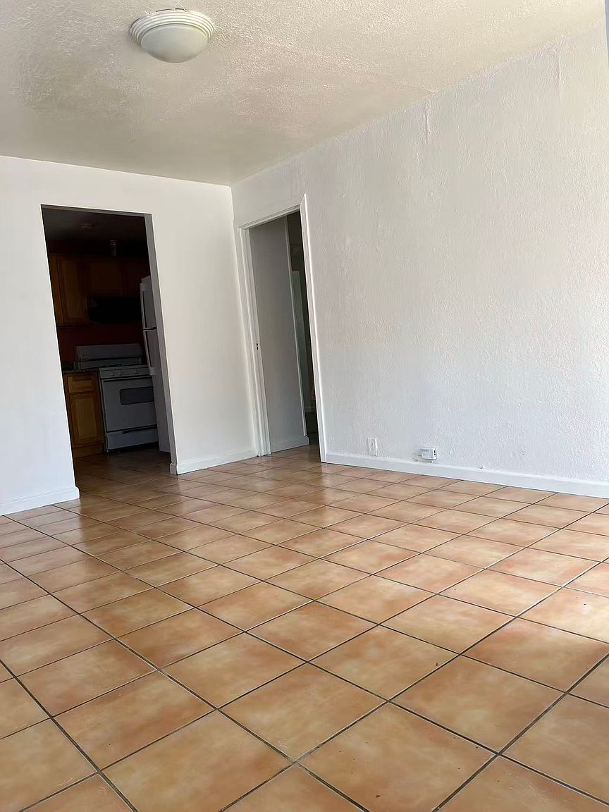 2127 45th Ave photo 2