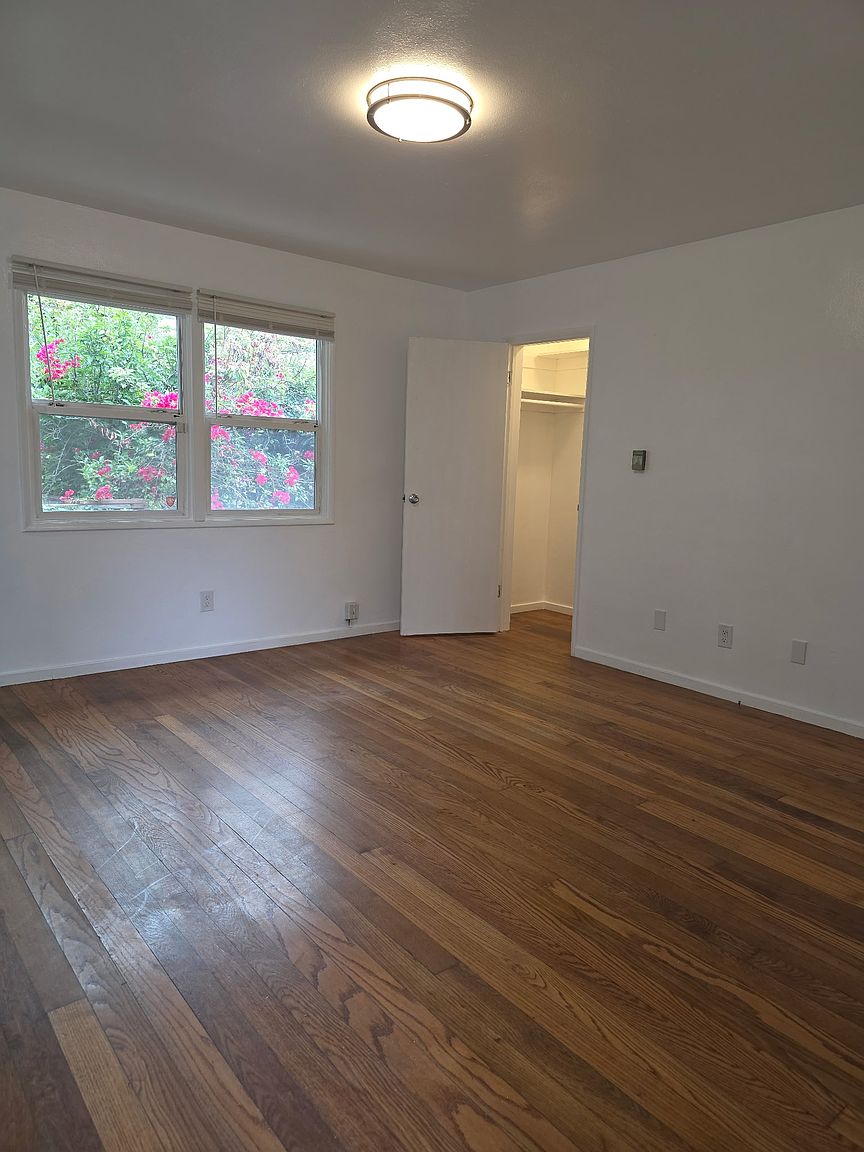 710 Washington Ave photo 5