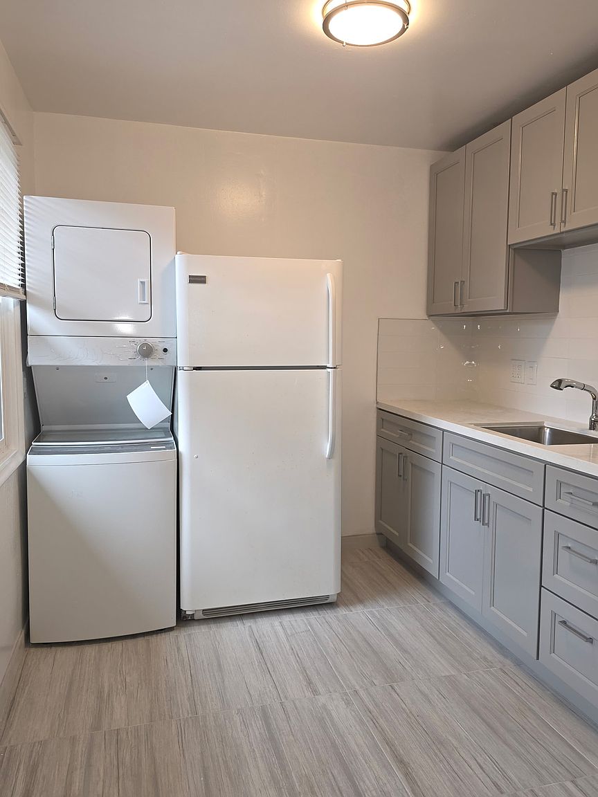 710 Washington Ave photo 2