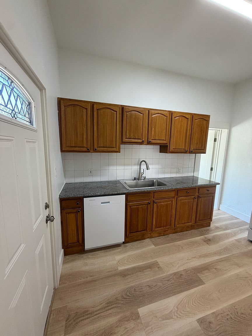 2BR/1BA Apartment on Martin Luther King Jr Way · Oakland photo 3