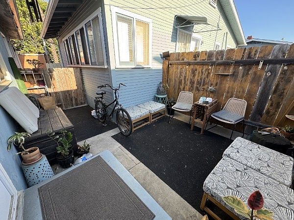 2567 1/2 B St photo 2
