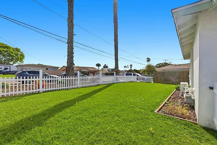 983 Elder Ave photo 3