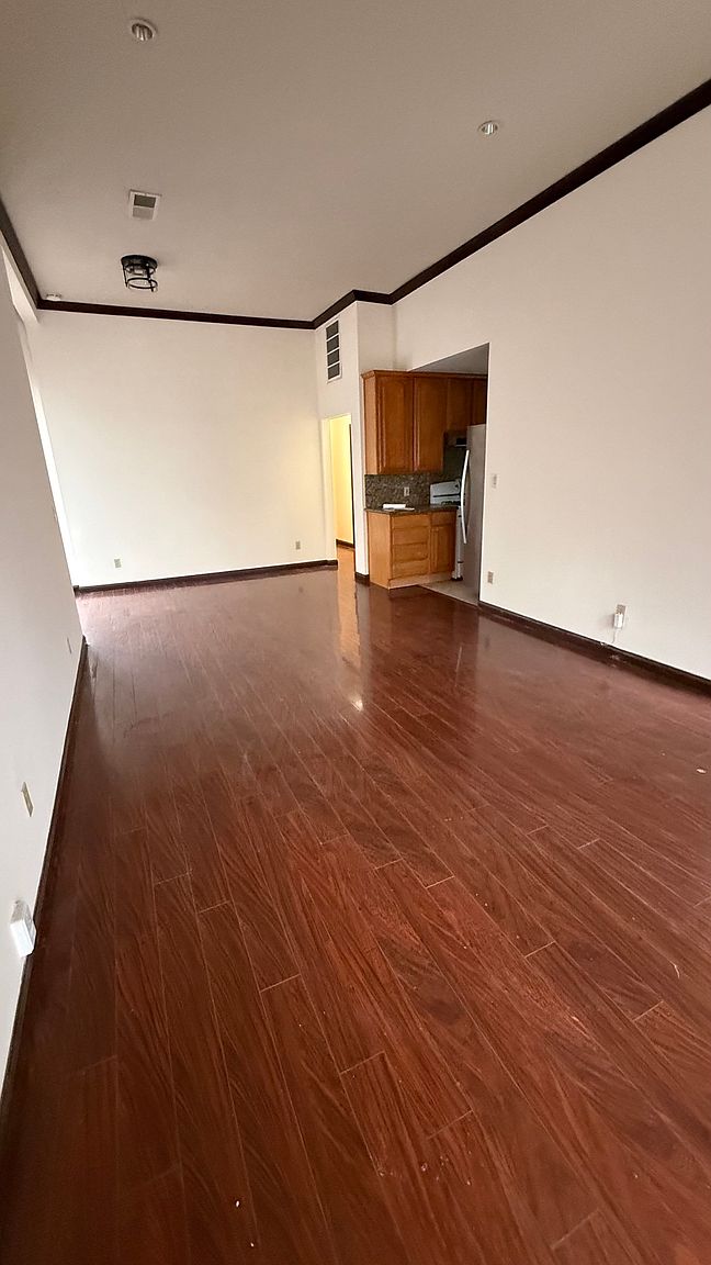1611 Walnut St photo 2