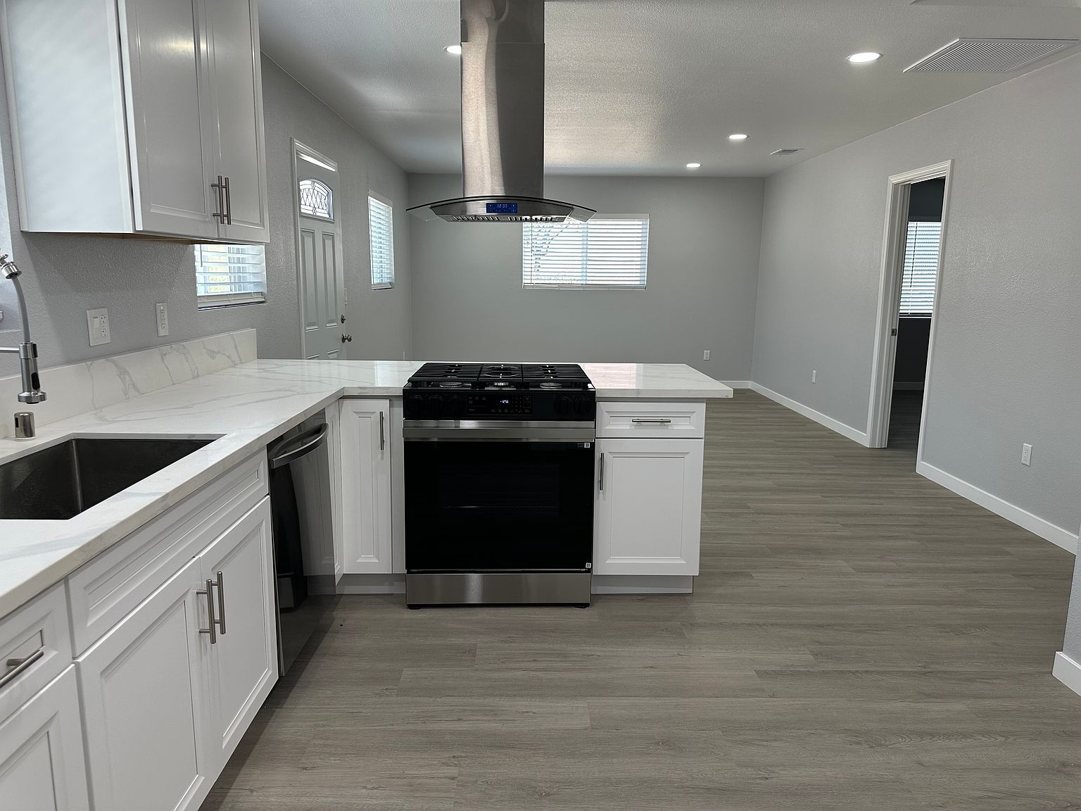 6622 Broadway photo 3