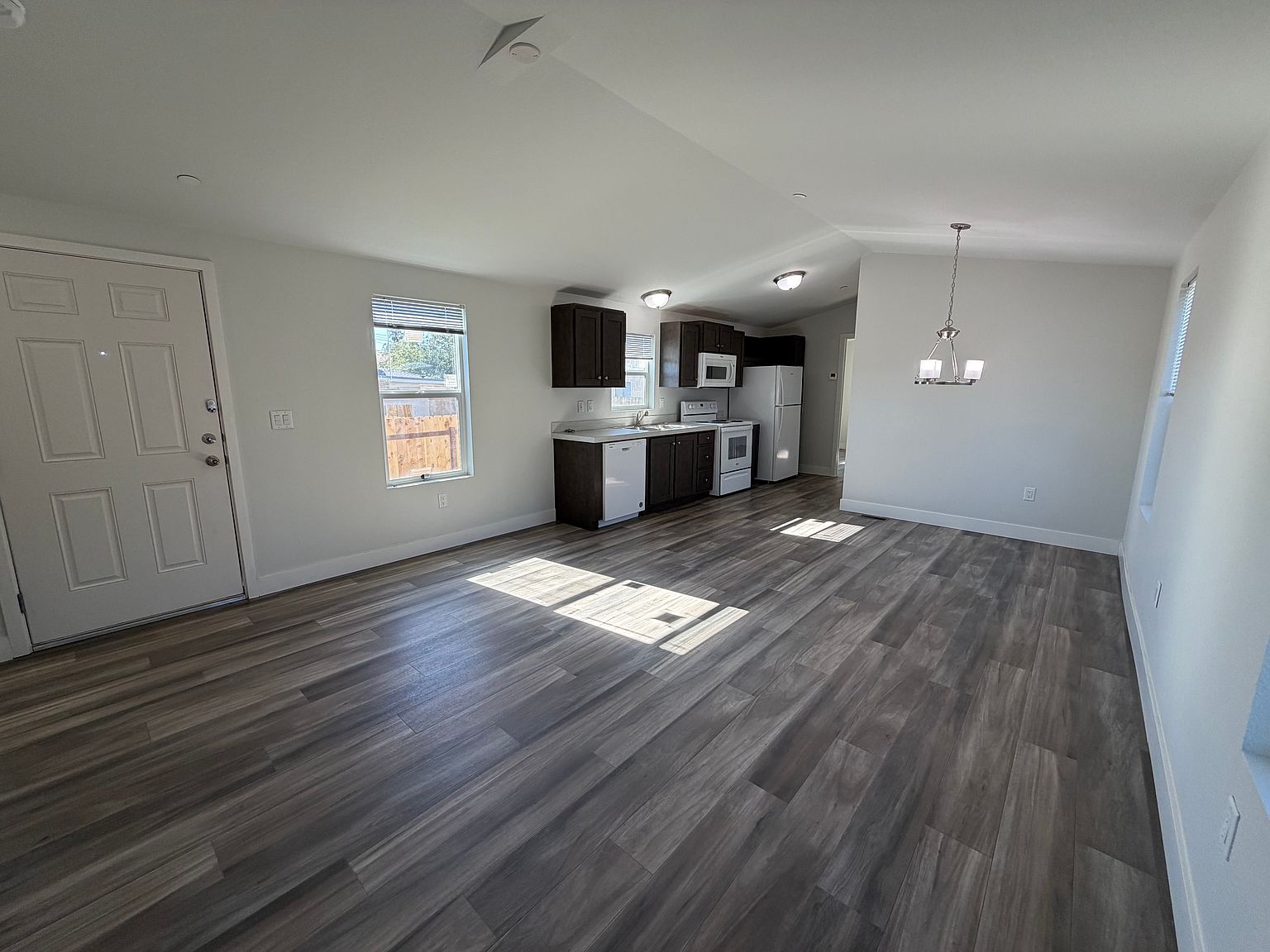 1413 Flag Ln photo 2