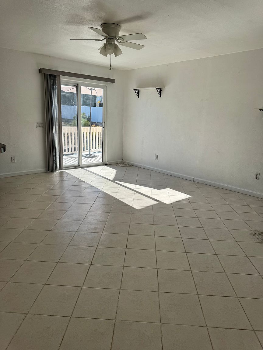 1511 Maxwell Ln photo 2