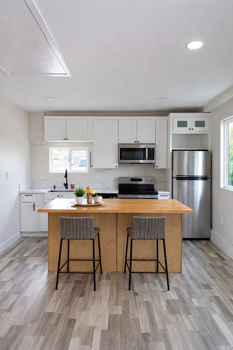 857 Cuyamaca Ave photo 2