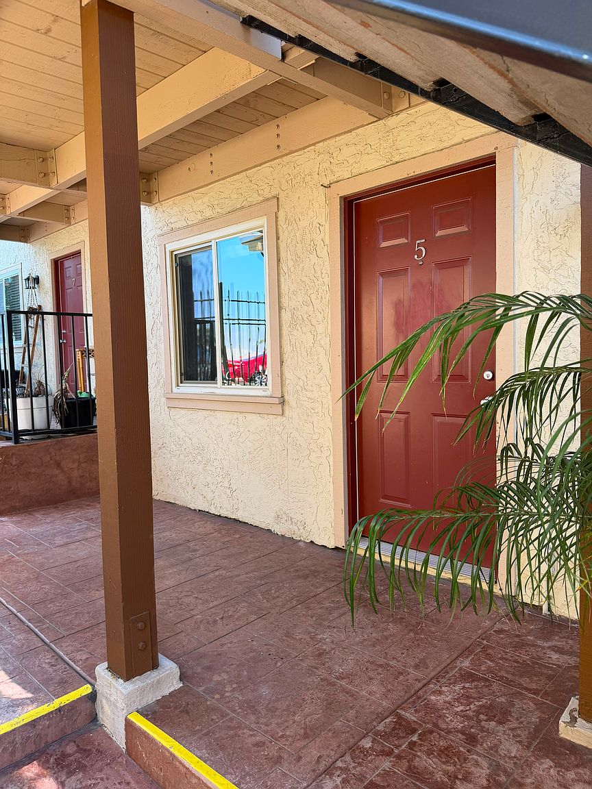 2743 B St photo 4