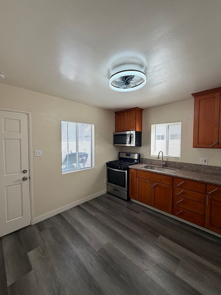 3869 1/2 Menlo Ave photo 2