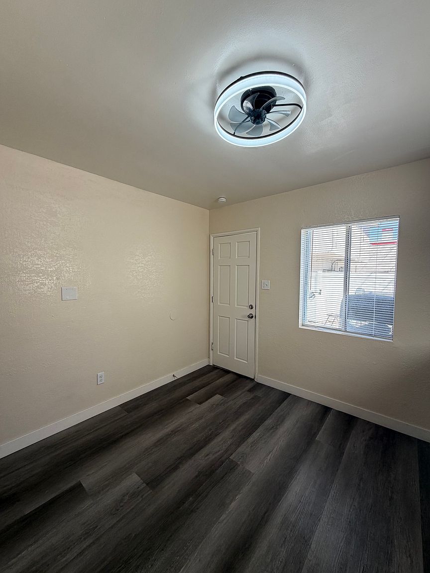 3869 1/2 Menlo Ave photo 4
