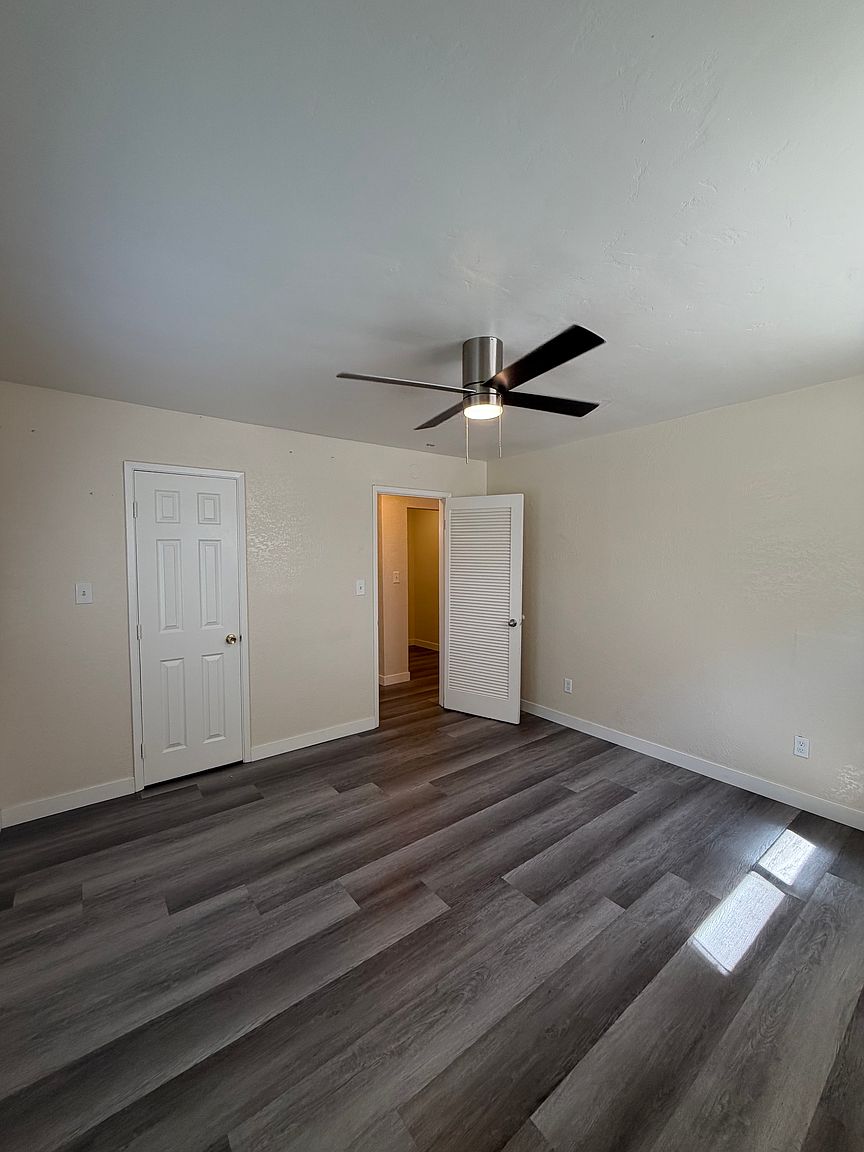 3869 1/2 Menlo Ave photo 5