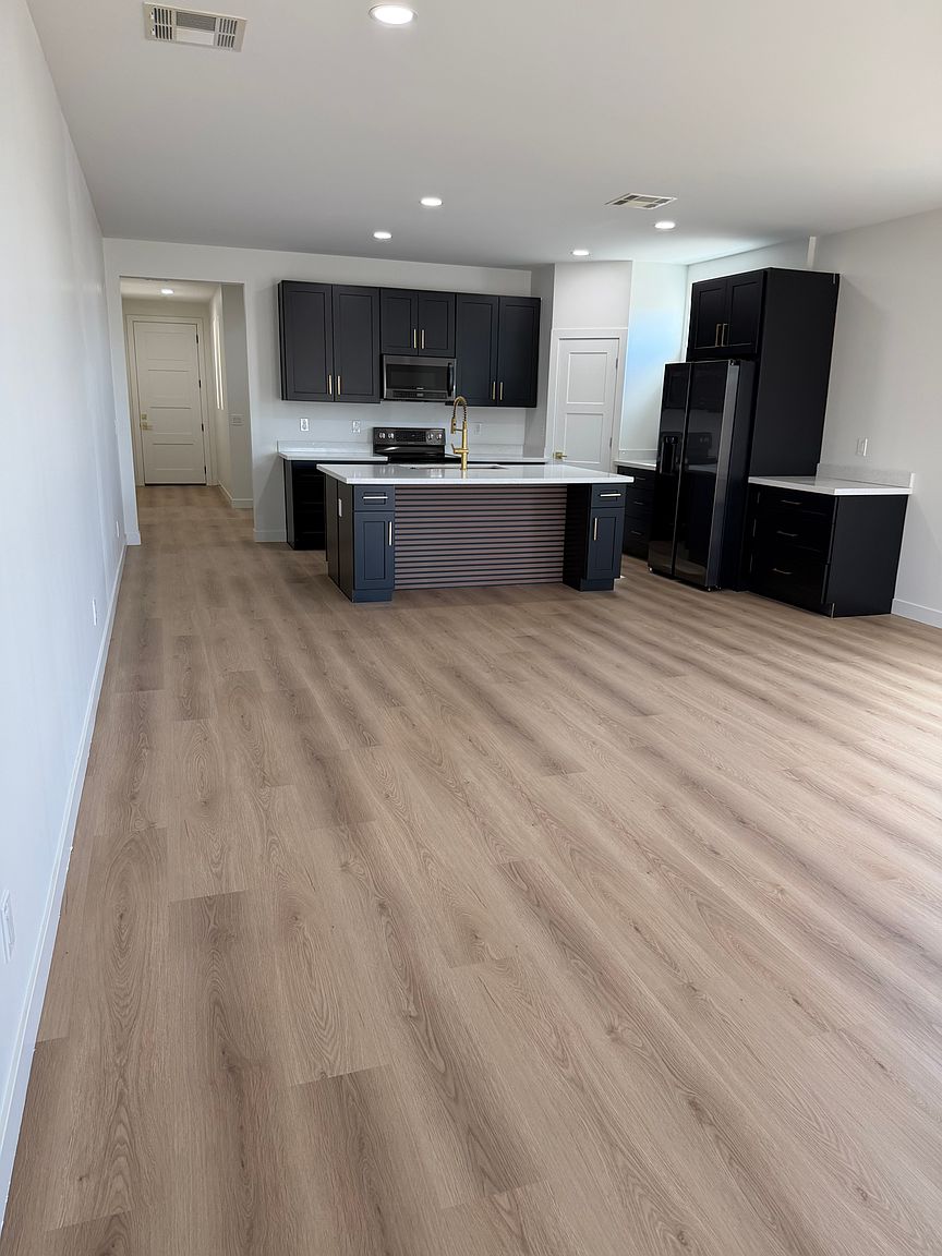 3110 E Mobile Ln photo 4