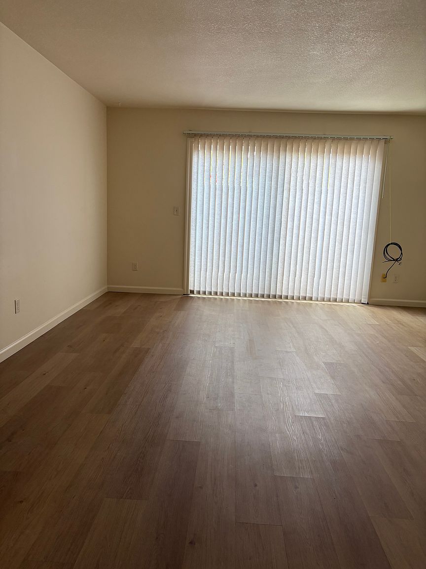 4664 Heyer Ave photo 3