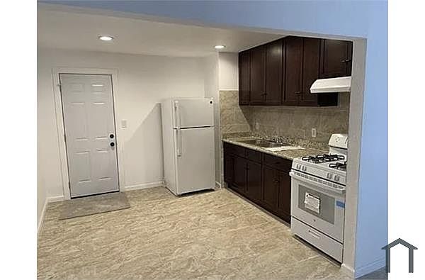 Apartments on 88th Ave · Oakland photo 3
