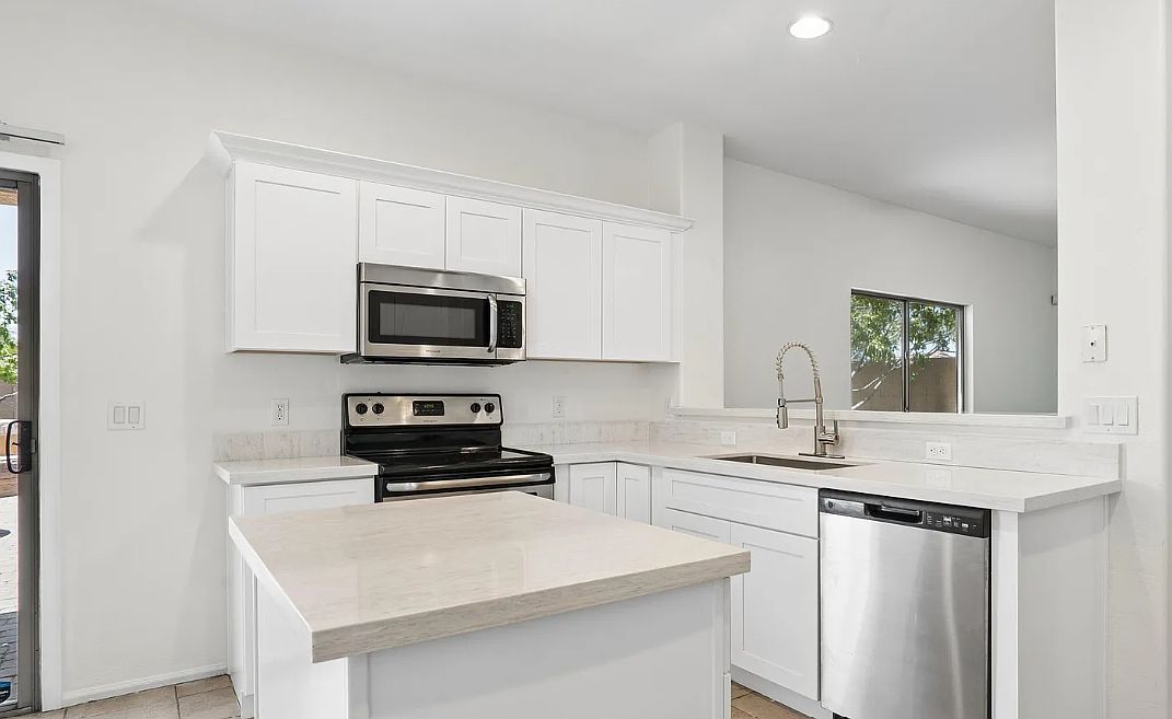 2579 W Amber Sun Dr photo 3