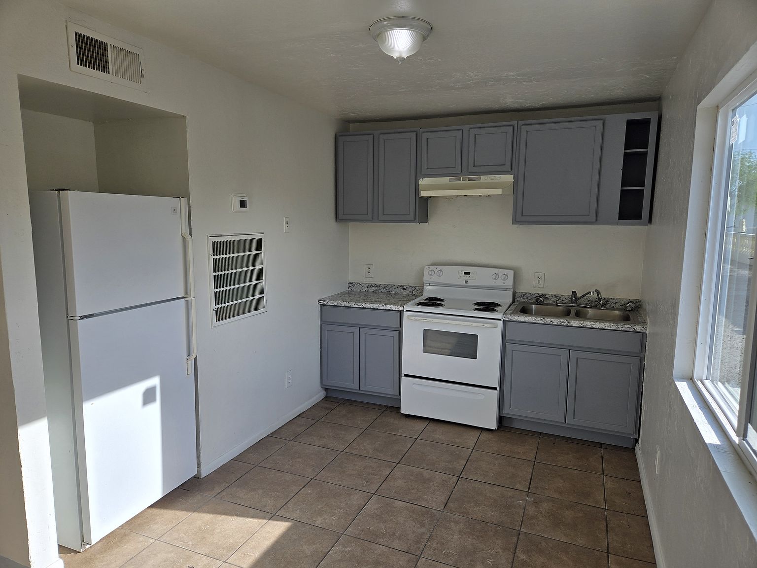 1026 E McKinley St photo 4