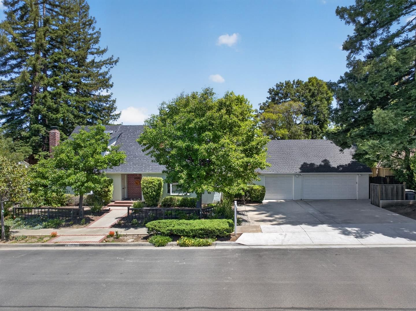 10380 Lockwood Dr photo 2