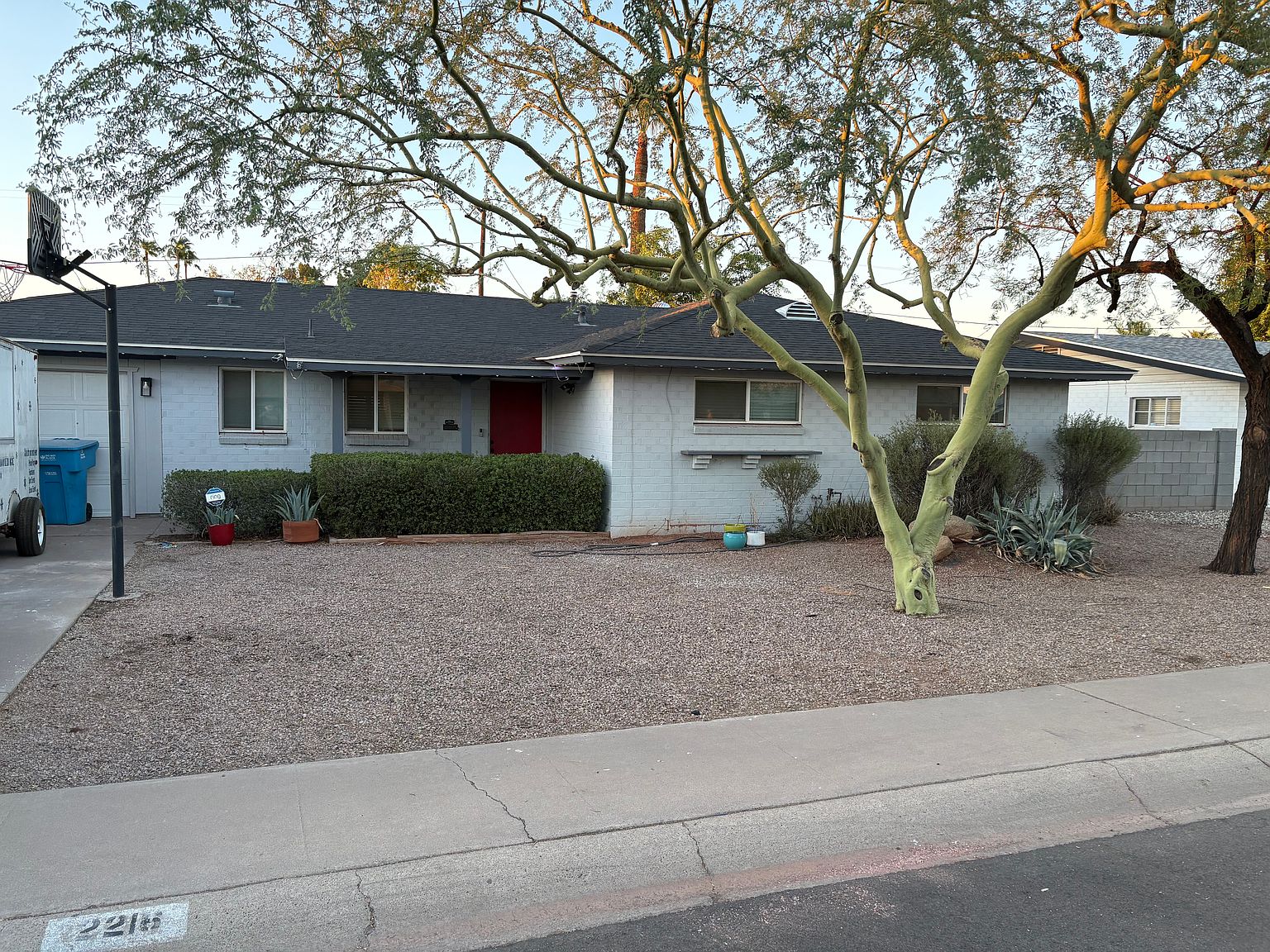 2216 W Pinchot Ave