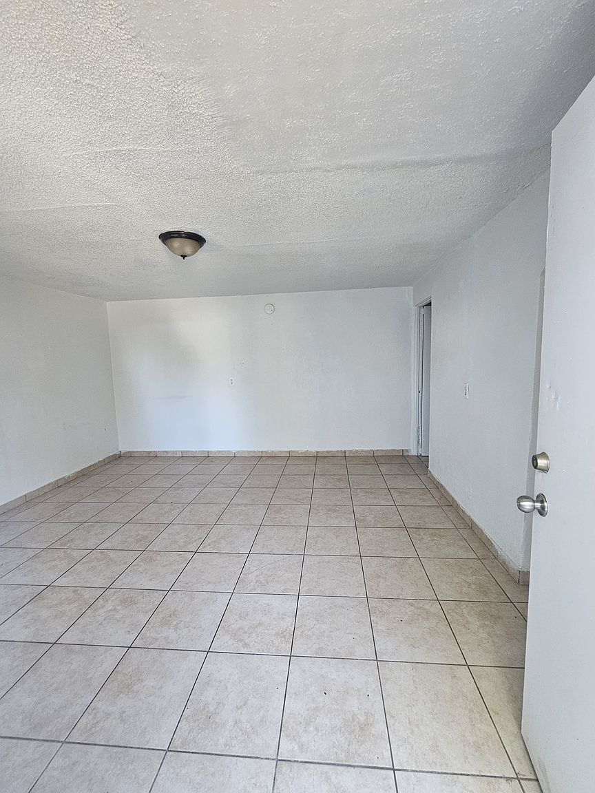5911 W Lamar Rd Glendale, AZ 85301 photo 2