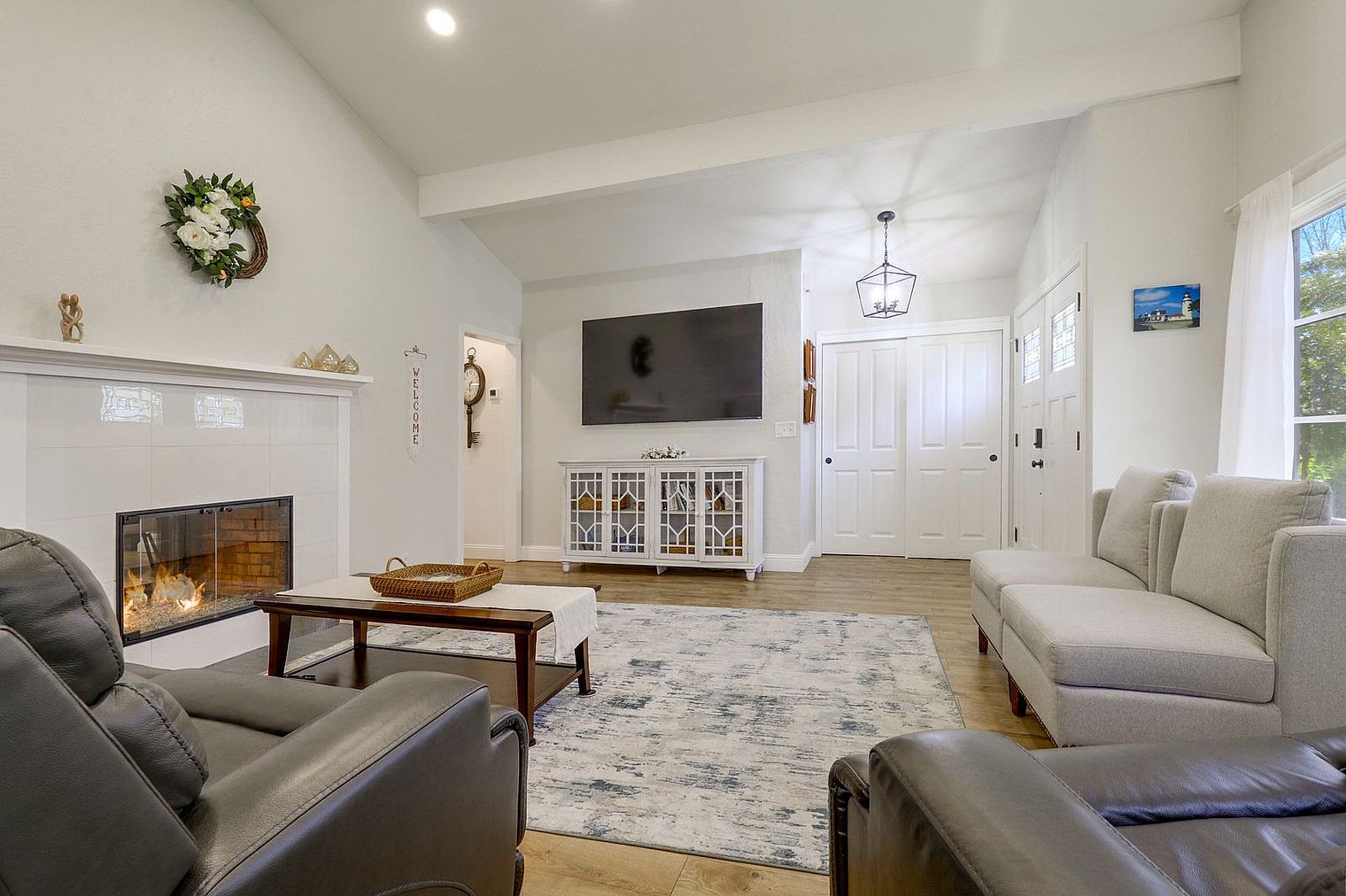 1250 Sweetbriar Dr photo 2