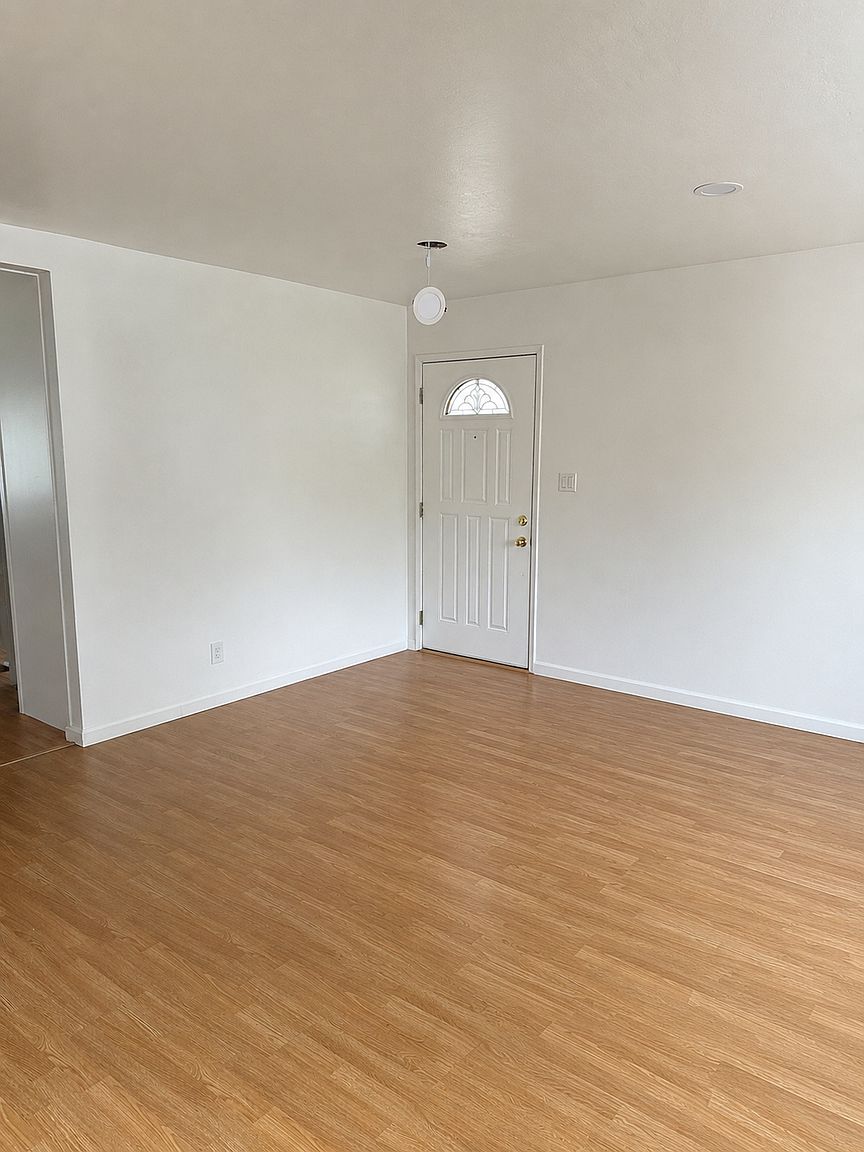 823 2nd Ln photo 2