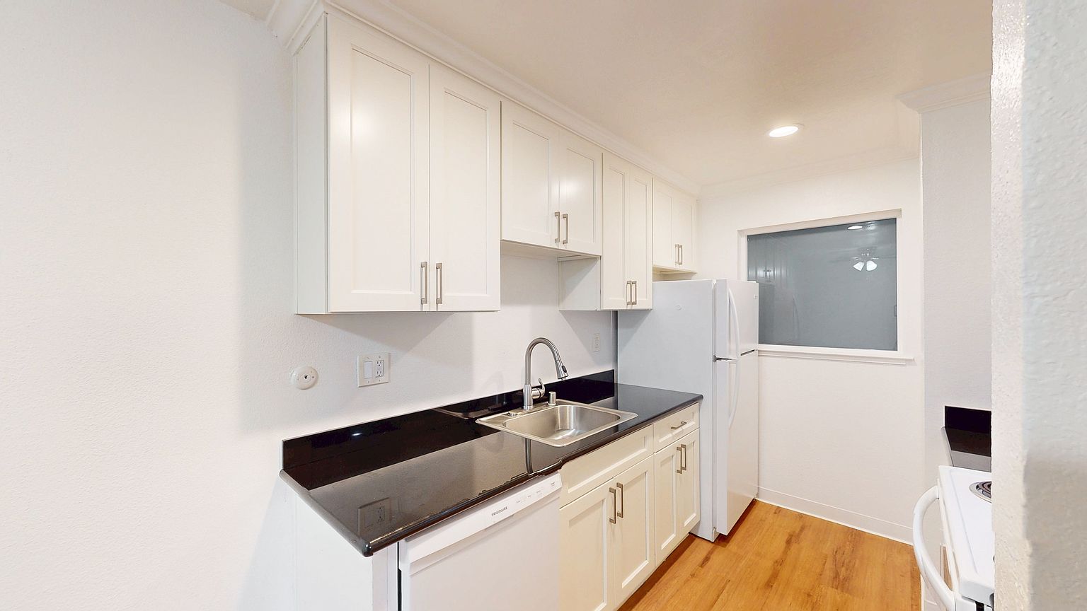 2BR/2BA Apartment on Alameda Del Prado - 117 · Novato photo 3