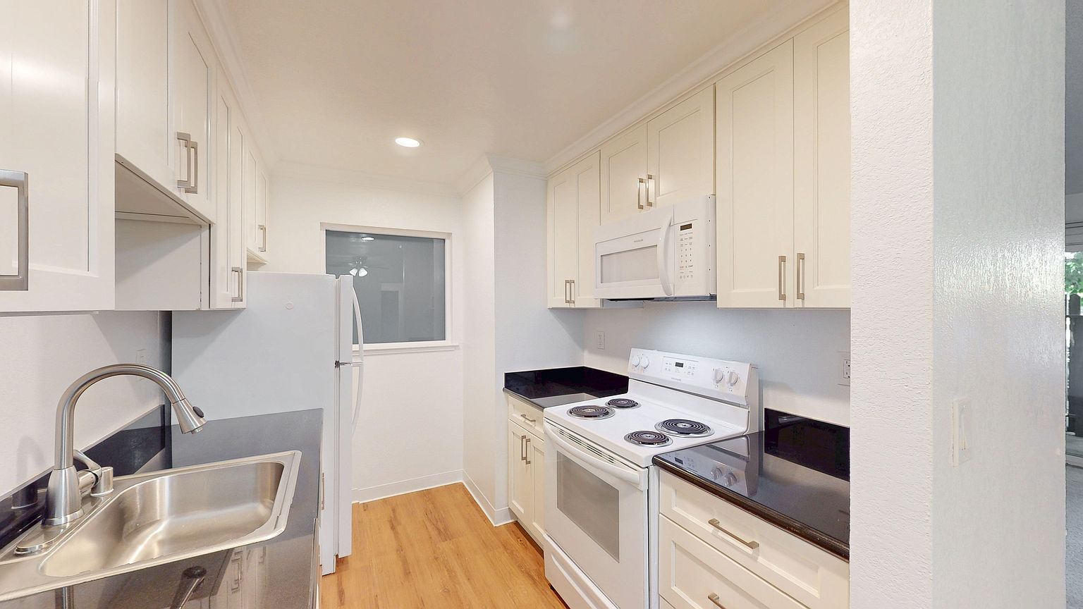 2BR/2BA Apartment on Alameda Del Prado - 117 · Novato photo 2