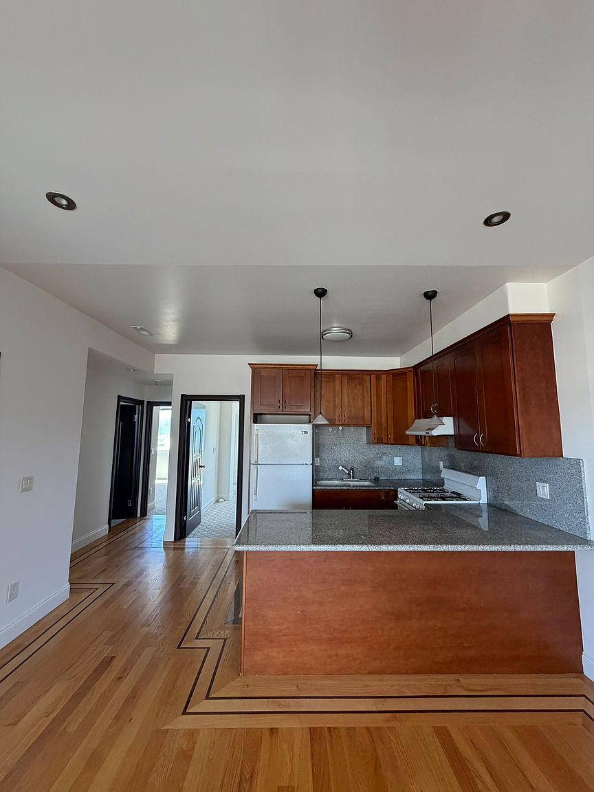 131 Sweeny St photo 4