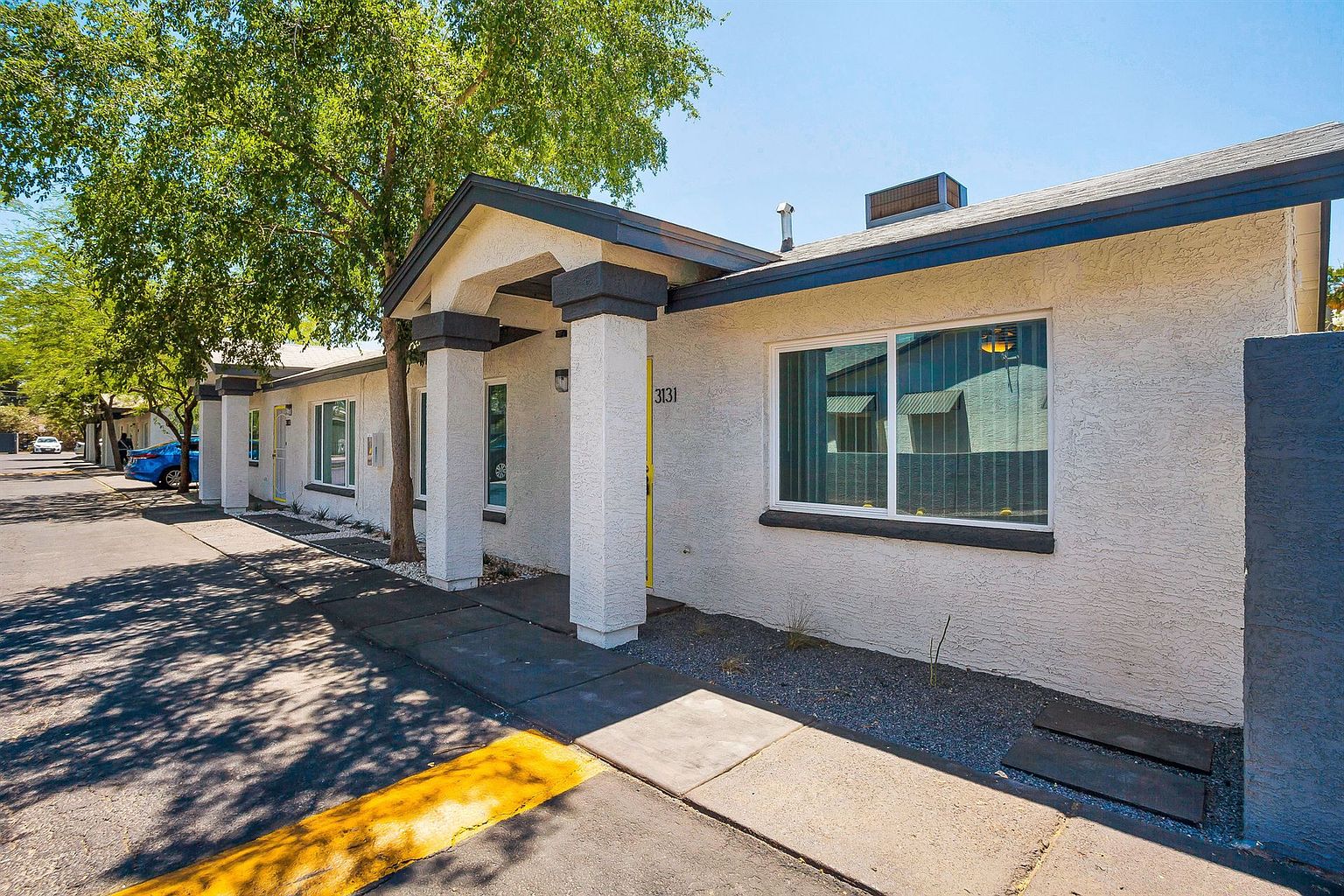2 beds  1.0 baths (775 sqft) photo 2