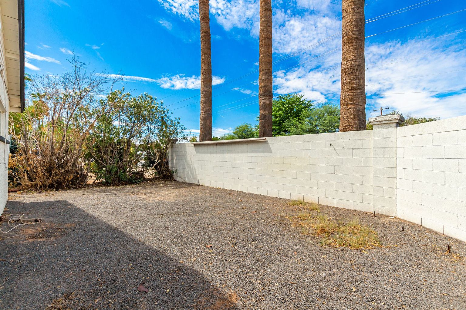 2 beds  1.0 baths (775 sqft) photo 3