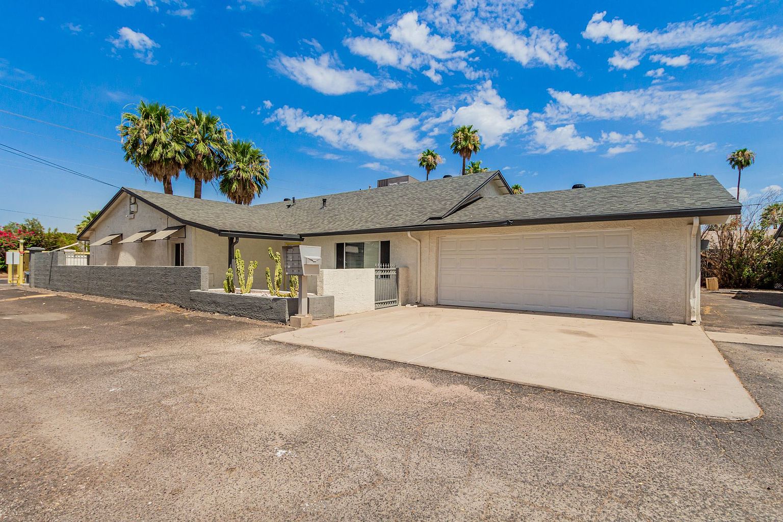 2 beds  1.0 baths (775 sqft) photo 4