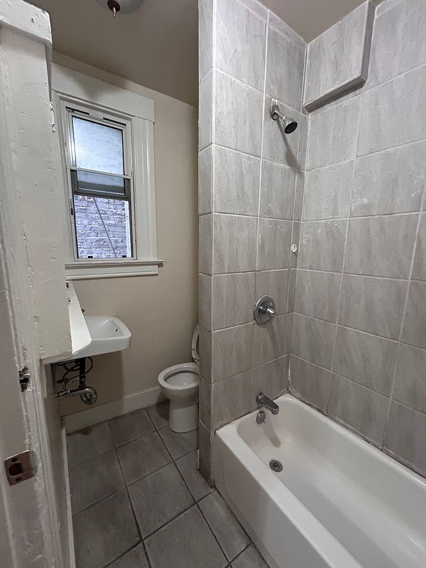 1005 Larkin St photo 3