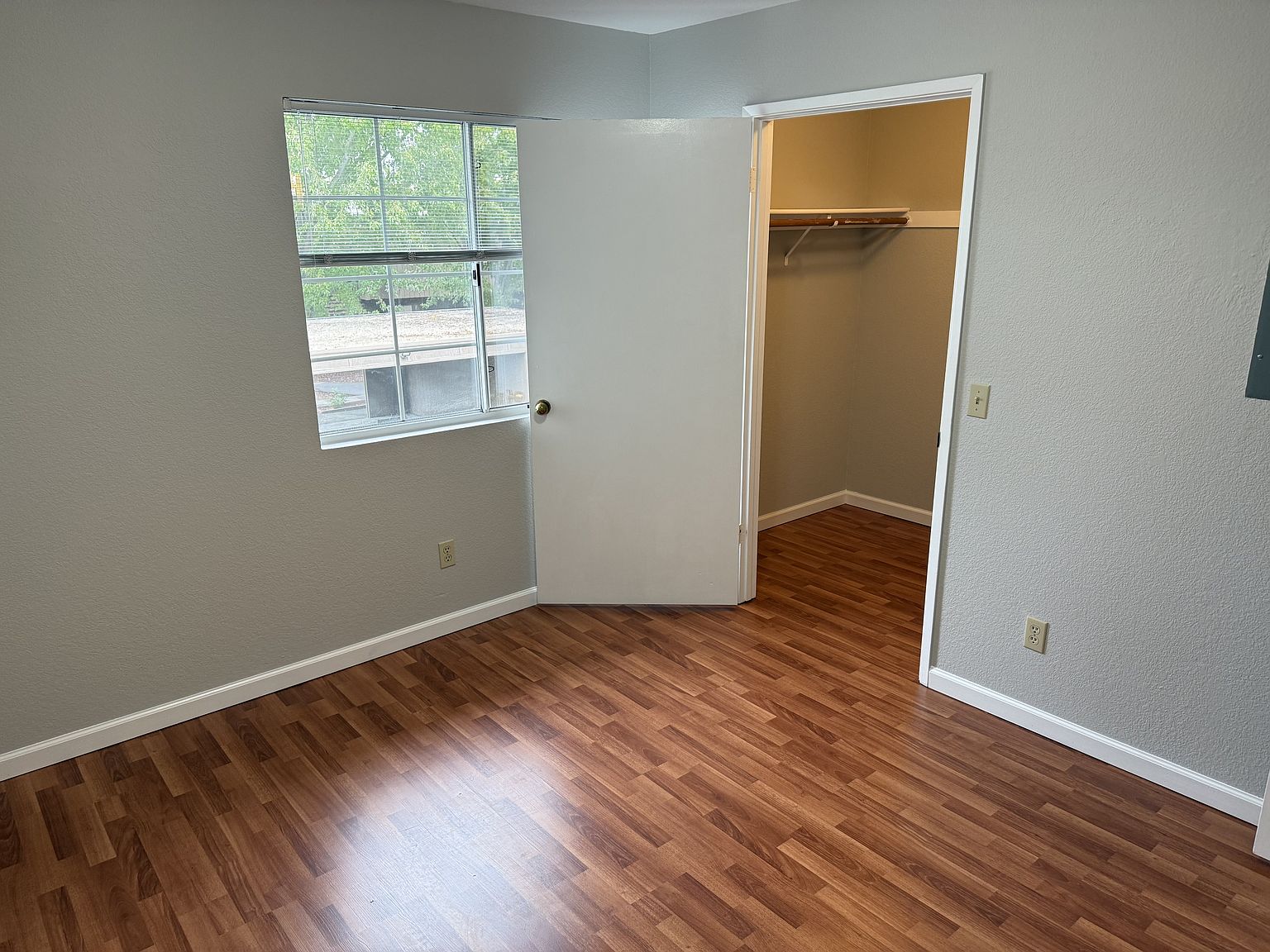 833 Russell Ave photo 2